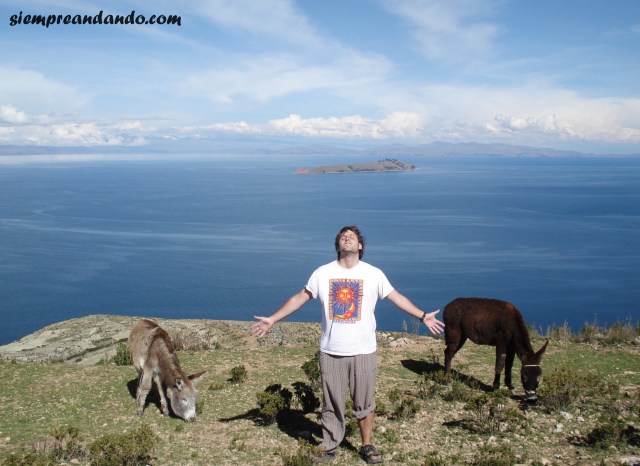 Desde el mirador más alto de la isla. De fondo, el Lago Titicaca y la Isla de la Luna.