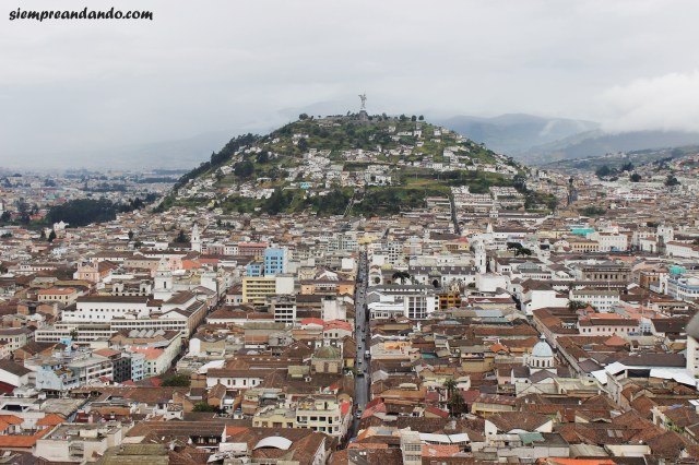 Vista desde el campanario de la Basílica del Voto Nacional con el Panecillo de fondo