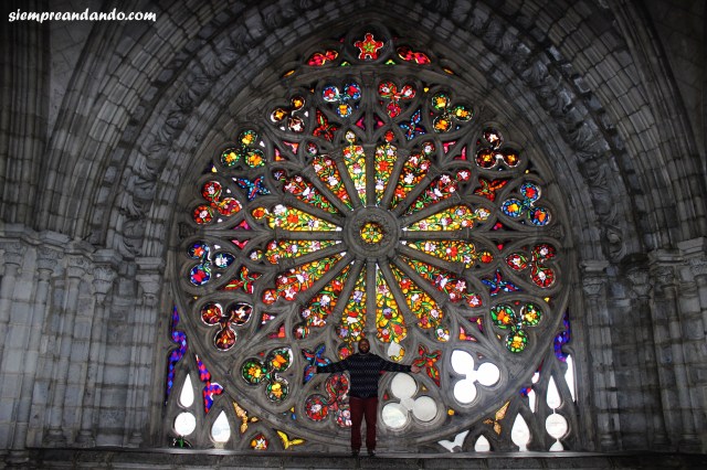 Espectacular vitró dentro de la Basílica del Voto Nacional