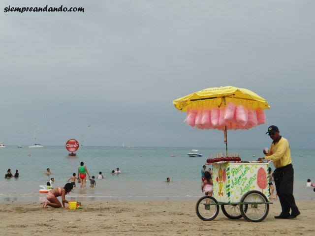 Uno de los tantos vendedores en la playa de Salinas