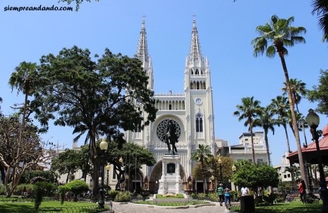 La Catedral junto al Parque Bolívar