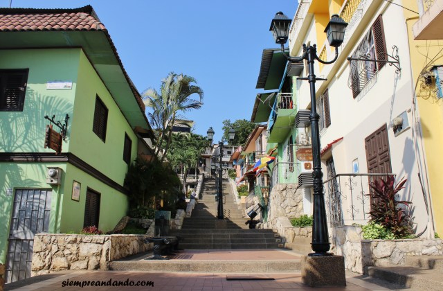 Las escaleras hacia la cima del Cerro Santa Ana, en el barrio Las Peñas