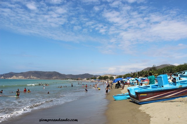 La playa de Puerto López con sus barcos pesqueros