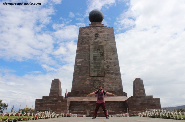 Un pie en cada hemisferio en la Mitad del Mundo