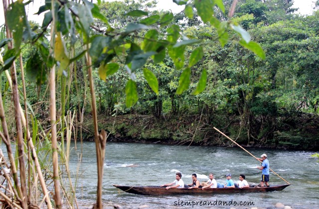 De paseo en canoa por el Río Puyo.