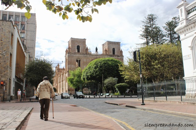 El Parque Calderón con la catedral nueva, el corazón del centro histórico de Cuenca.