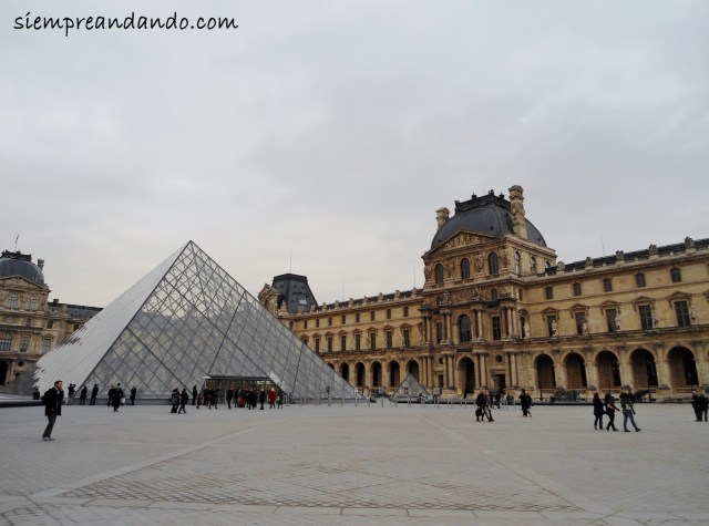 Pirámide del Museo de Louvre