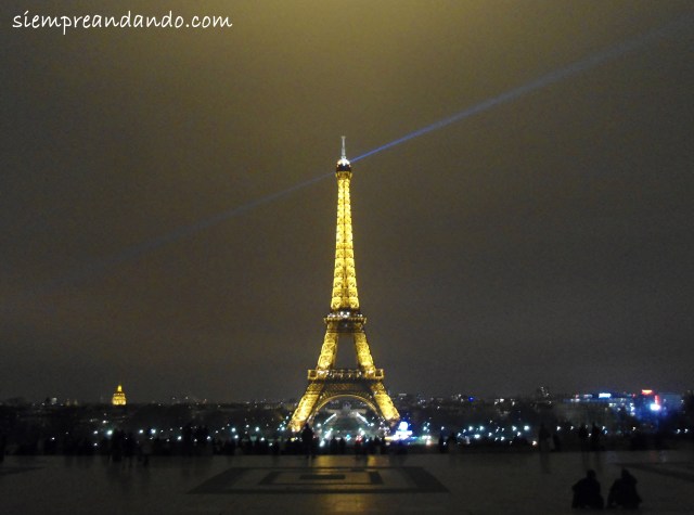 La Torre Eiffel iluminada de noche