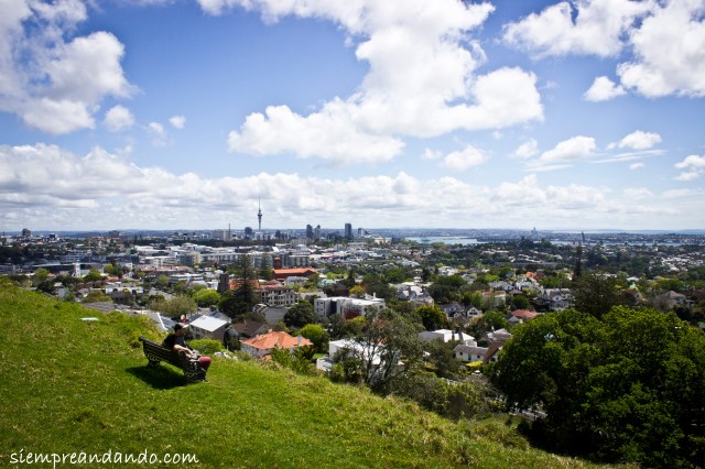 Apreciando el paisaje desde el Mount Eden.