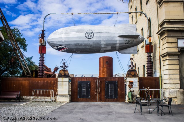Misterioso sitio junto al Steampunk HQ, un edificio histórico en Oamaru.