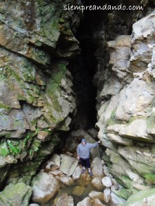 En la entrada a una de las Cuevas de Abbey.