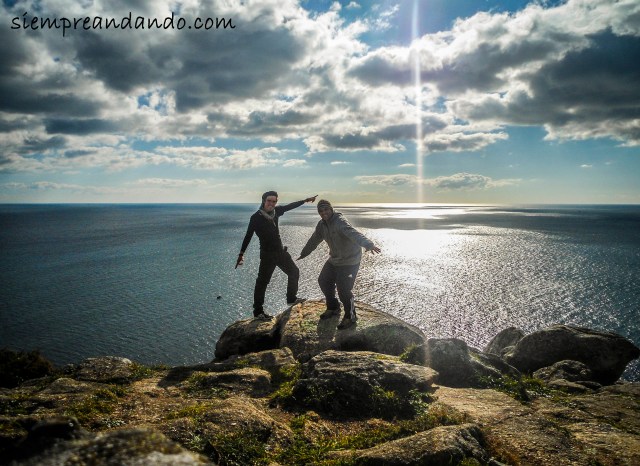 Con Dani, brasilero y unas de las grande amistades que me dejaron mis viajes. Finisterre, Galicia (2012).
